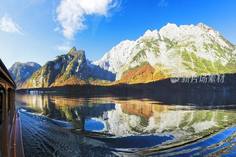 在巴伐利亚州的秋天，Konigssee湖和St. Bartholomae朝圣教堂